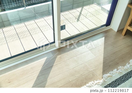 昼間の明るい掃き出し窓 112219817