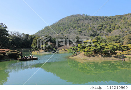 栗林公園、迎春橋付近から見る南湖周遊の和船 栗林公園、迎春橋付近から見る南湖周遊の和船 112219969
