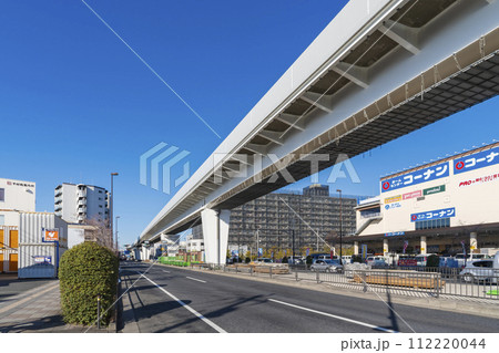 【都市風景】足立区舎人ライナー高架と尾久橋通りの街並 112220044