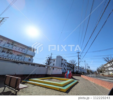 鮮やかな青と温かな日差し 112220243