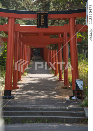 伏見稲荷神社 （札幌伏見稲荷神社）の入り口の鳥居 112220478