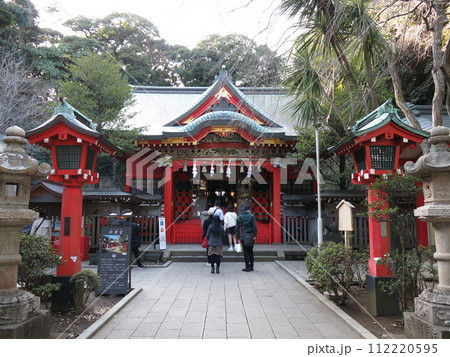参拝者で賑わう江の島の江島神社（中津宮） 112220595