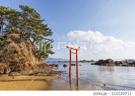 福岡県宗像市の大島にある綺麗な海と鳥居 福岡県宗像市の大島にある綺麗な海と鳥居 112220711