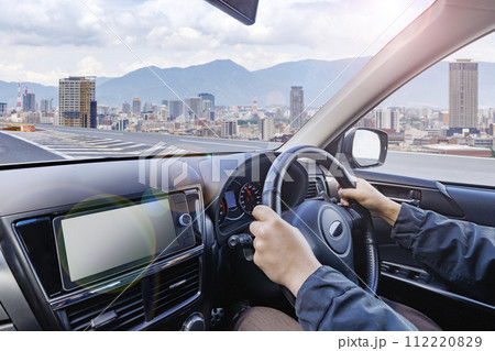 外の綺麗な景色を見ながら自動車を運転する人 外の綺麗な景色を見ながら自動車を運転する人 112220829