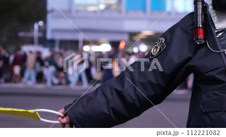 規制線を持つ警察官 112221082