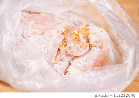 ビニールに入れて鶏肉に衣をつける 112222049