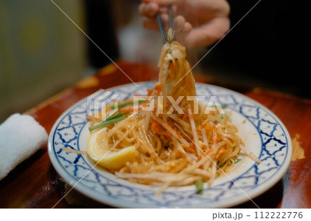 伝統的な青白磁器に盛られたパッタイ風焼きそば 伝統的な青白磁器に盛られたパッタイ風焼きそば 112222776