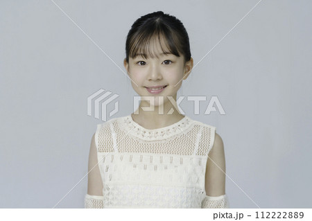 小学生の女の子のポートレート 112222889