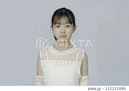 小学生の女の子のポートレート 112222890