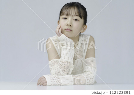 小学生の女の子のポートレート 112222891