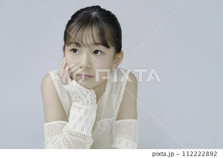 小学生の女の子のポートレート 小学生の女の子のポートレート 112222892
