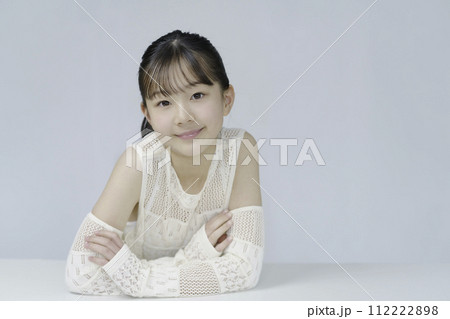 小学生の女の子のポートレート 小学生の女の子のポートレート 112222898