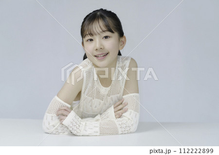 小学生の女の子のポートレート 小学生の女の子のポートレート 112222899