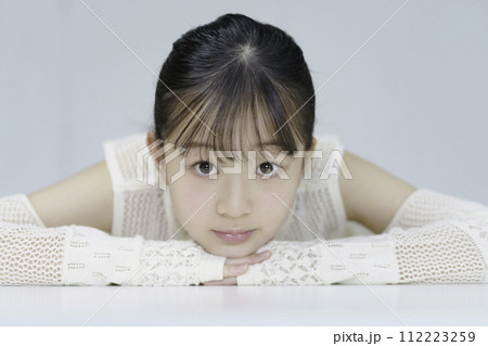 小学生の女の子のポートレート 112223259