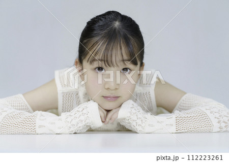 小学生の女の子のポートレート 112223261