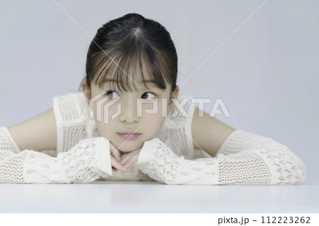 小学生の女の子のポートレート 112223262