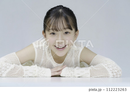 小学生の女の子のポートレート 112223263