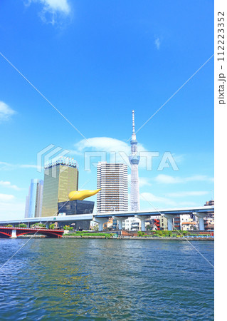 東京都墨田区、東京スカイツリーと隅田川の風景 112223352