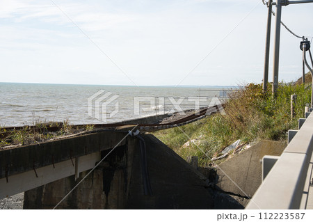 JR北海道の高波による路盤土砂の流出で不通となり廃線となった日高本線の海岸線の旧鉄道跡 112223587