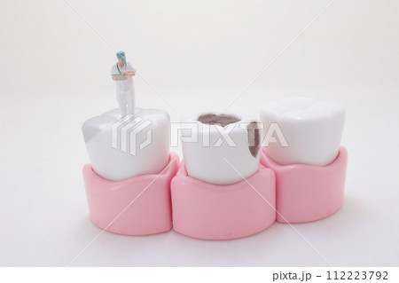 the fun of figure Dentist repairing human teeth with gums a 112223792