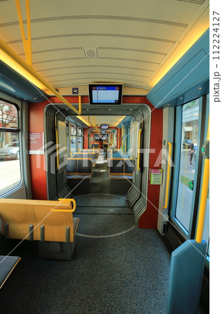チューリッヒ市内を走る路面電車の車内/Be 5/6形/コブラ(スイス チューリッヒ) チューリッヒ市内を走る路面電車の車内/Be 5/6形/コブラ(スイス チューリッヒ) 112224127