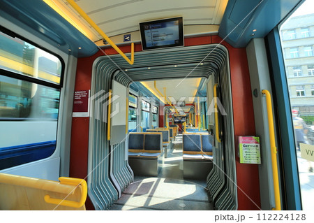 チューリッヒ市内を走る路面電車の車内/Be 5/6形/コブラ(スイス チューリッヒ) チューリッヒ市内を走る路面電車の車内/Be 5/6形/コブラ(スイス チューリッヒ) 112224128