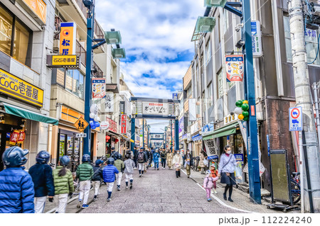 東京都品川区の都市風景　戸越銀座駅　戸越銀座商店街 112224240