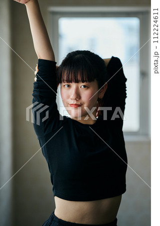 ダンスの練習をする若い女性 ダンスの練習をする若い女性 112224611