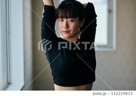 ダンスの練習をする若い女性 ダンスの練習をする若い女性 112224613
