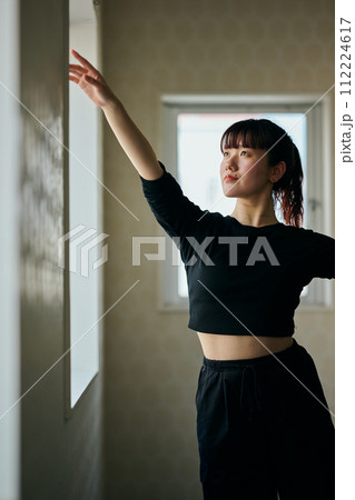 ダンスの練習をする若い女性 ダンスの練習をする若い女性 112224617