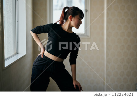 ダンスの練習をする若い女性 ダンスの練習をする若い女性 112224621