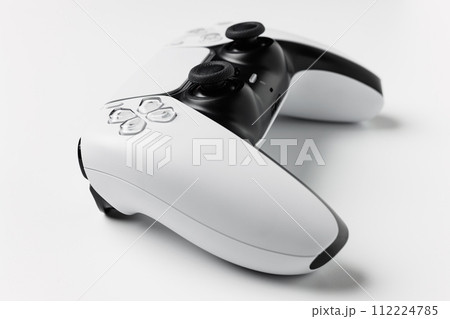 ゲーム機のコントローラー　白バック　白背景 112224785