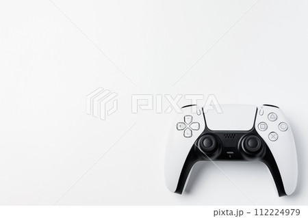 ゲーム機のコントローラー　白バック　白背景 112224979
