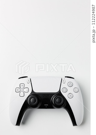 ゲーム機のコントローラー　白バック　白背景 112224987