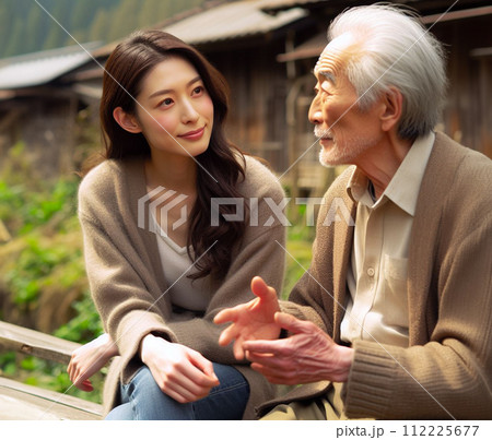 老人の話し相手をする若い女性 112225677