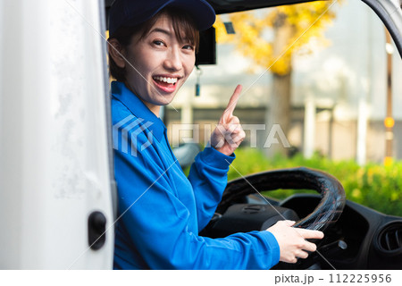 女性トラックドライバー 女性トラックドライバー 112225956
