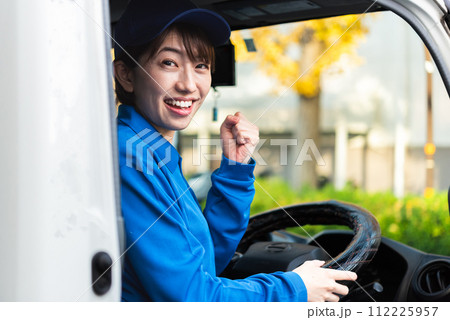 女性トラックドライバー 女性トラックドライバー 112225957