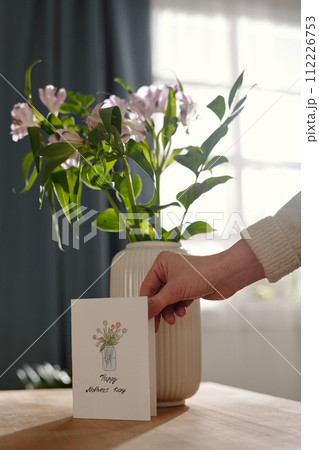 Preparing surprise for mother on holiday 112226753