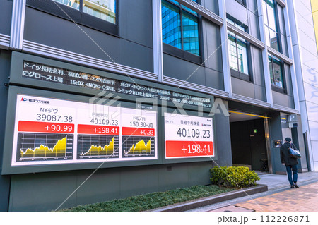 日本の東京都市景観 4万円台日経平均株価史上最高値更新…茅場町駅前の「兜町」交差点などを望む＝4日 112226871