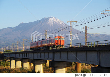 大山を背景に日野川の鉄道橋梁を通過するキハ40系キハ47形普通列車(3両編成)の後ろ姿 大山を背景に日野川の鉄道橋梁を通過するキハ40系キハ47形普通列車(3両編成)の後ろ姿 112227216