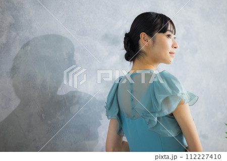 美しい女性のポートレート 美しい女性のポートレート 112227410