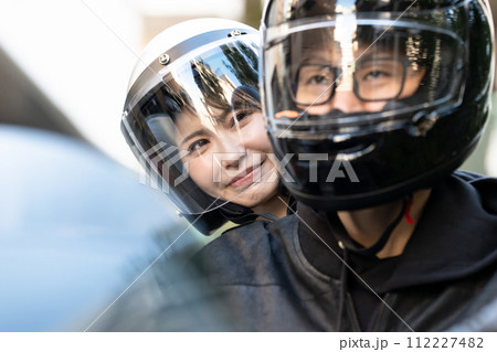 オートバイに乗る男女 112227482