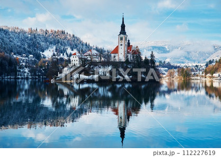 lake bled , view on island with a church 112227619