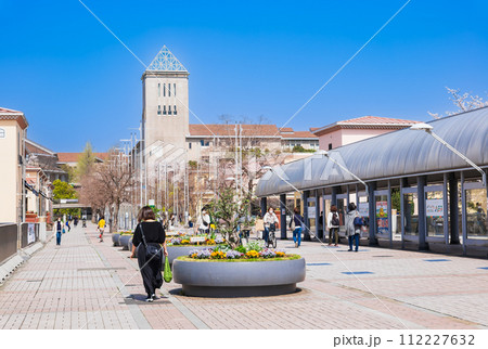 東京　南大沢駅前と東京都立大学 112227632