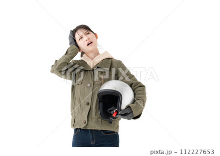 ヘルメットを持って困った表情の女性 112227653