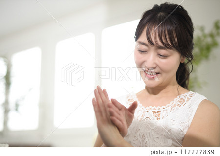 40代女性のスキンケア　ビューティーイメージ 112227839