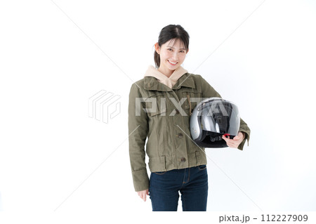 ヘルメットを持つ女性 112227909