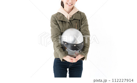 ヘルメットを持つ女性 112227914