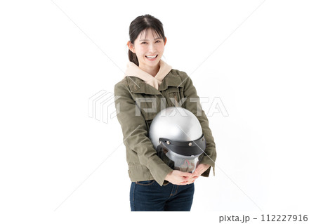ヘルメットを持つ女性 ヘルメットを持つ女性 112227916