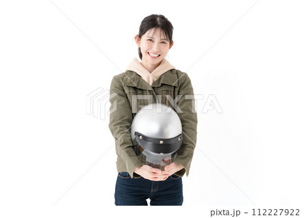 ヘルメットを持つ女性 ヘルメットを持つ女性 112227922